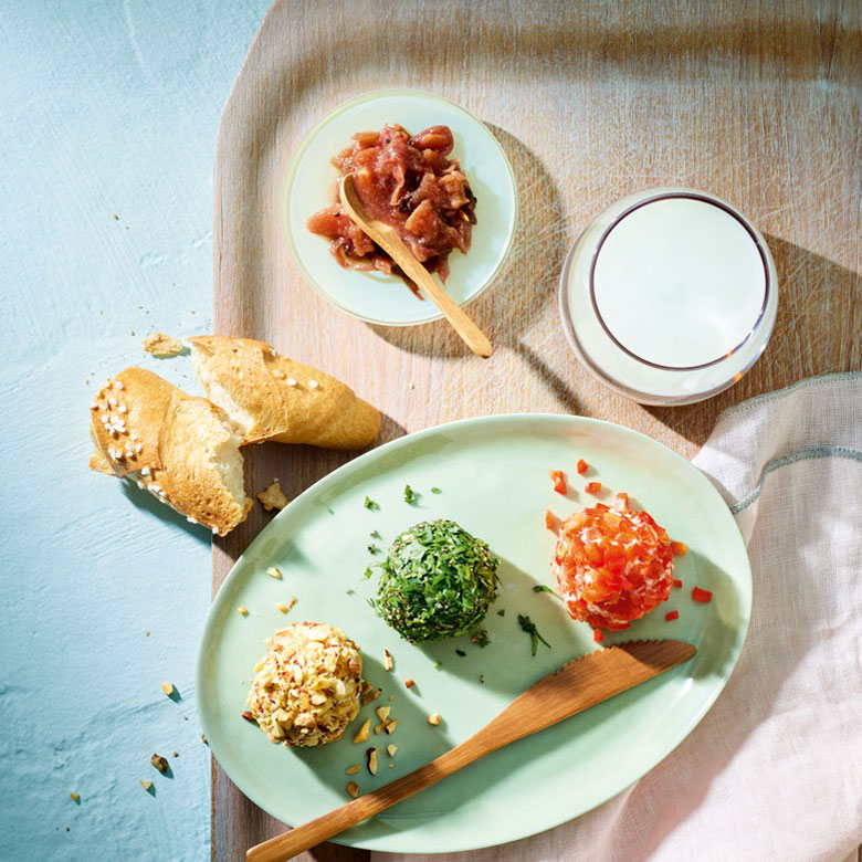Heumilch-Käsebällchen mit Apfel-Zwiebel-Confit